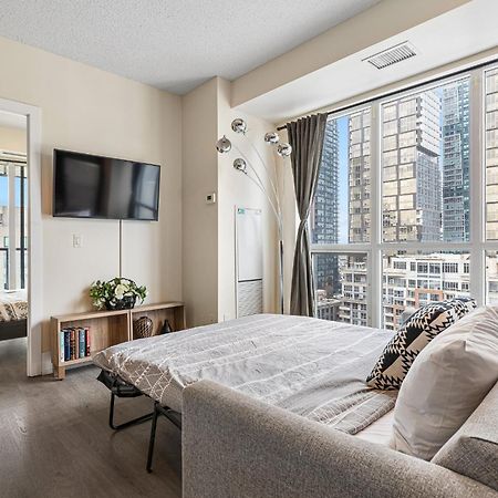 3 Bedroom Beside Cn Tower With Parking Downtown Toronto Kültér fotó