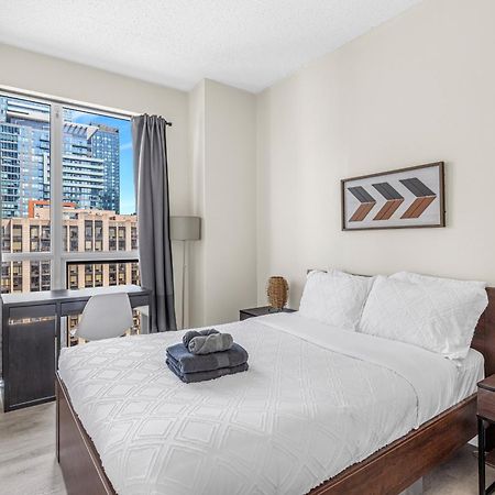 3 Bedroom Beside Cn Tower With Parking Downtown Toronto Kültér fotó