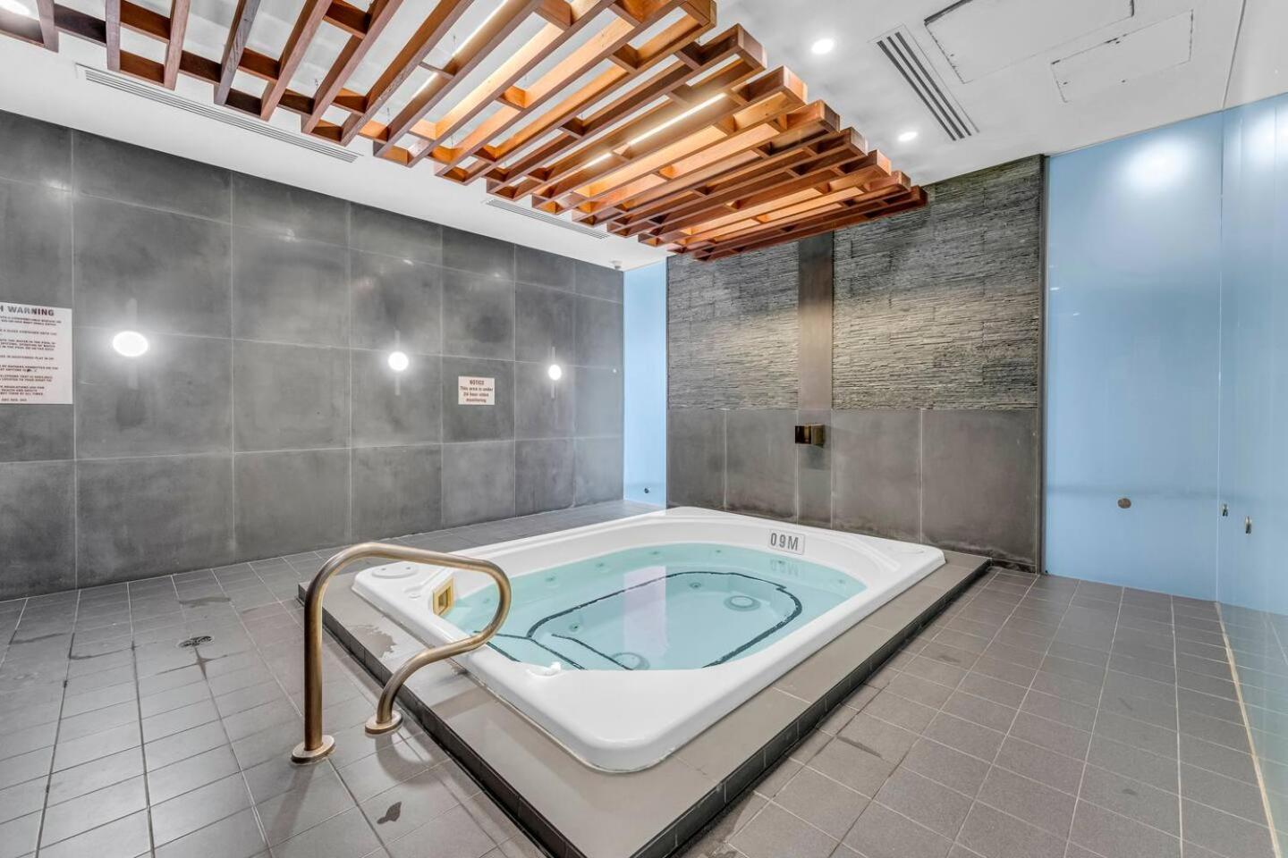 3 Bedroom Beside Cn Tower With Parking Downtown Toronto Kültér fotó