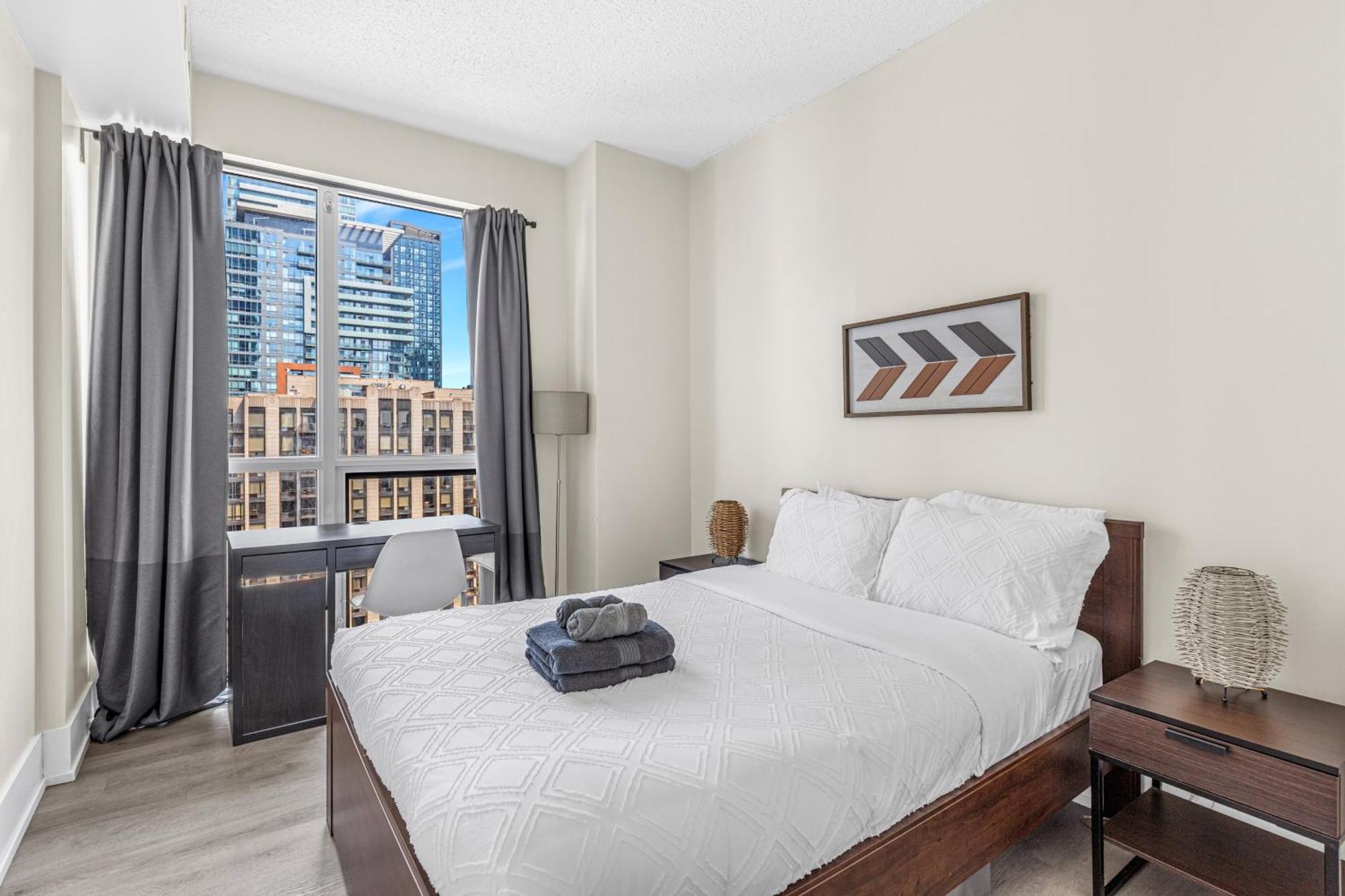 3 Bedroom Beside Cn Tower With Parking Downtown Toronto Kültér fotó