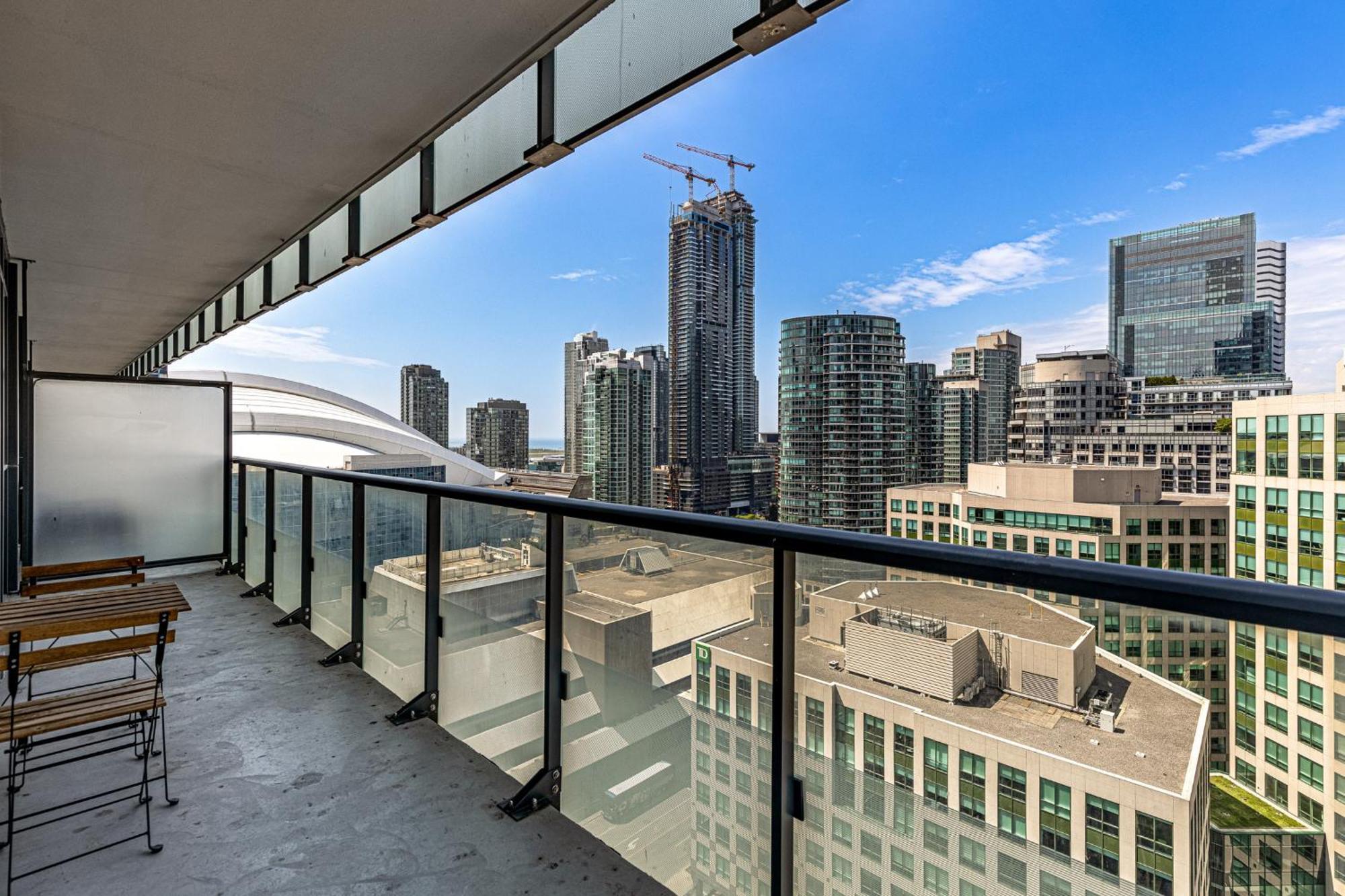 3 Bedroom Beside Cn Tower With Parking Downtown Toronto Kültér fotó