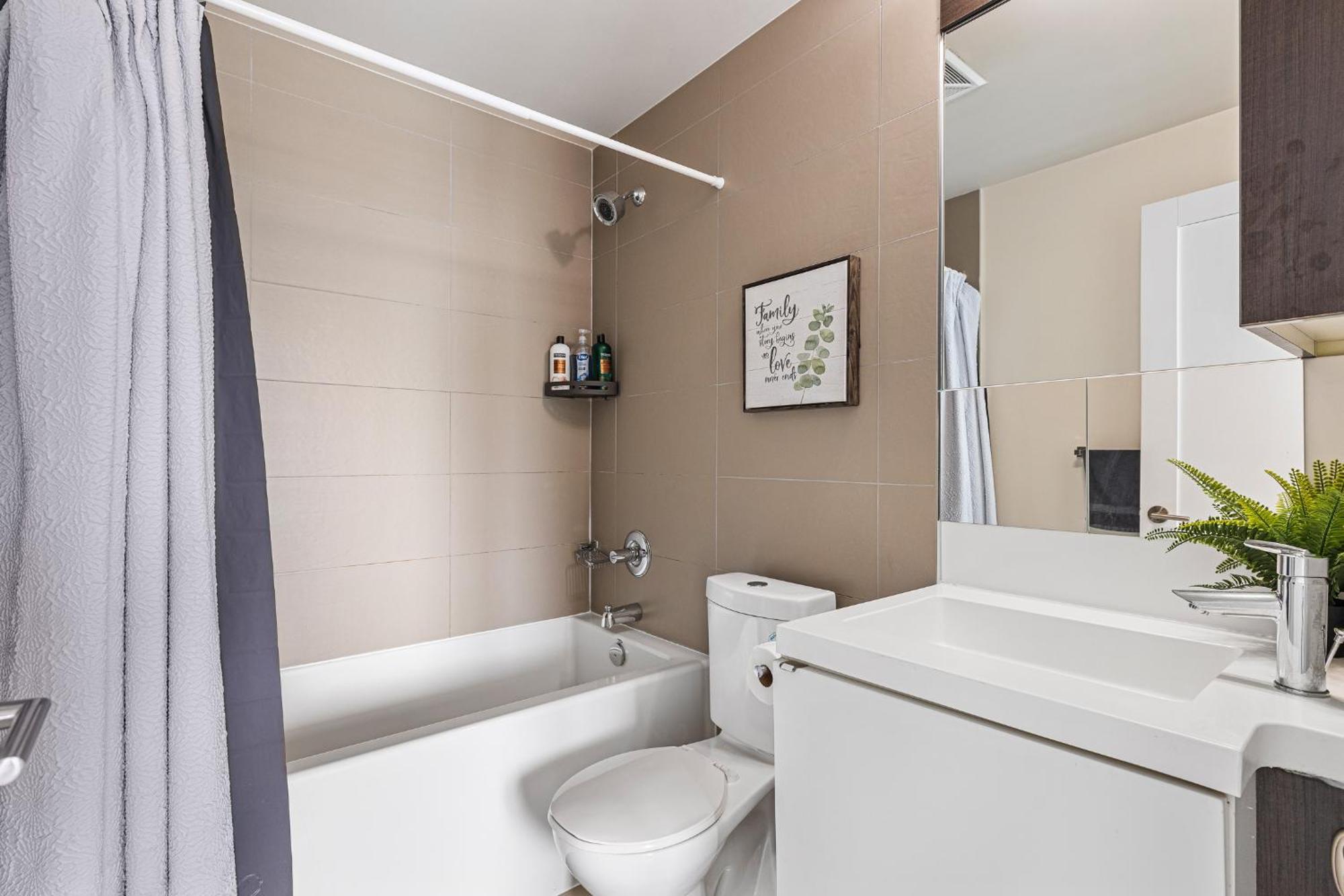 3 Bedroom Beside Cn Tower With Parking Downtown Toronto Kültér fotó