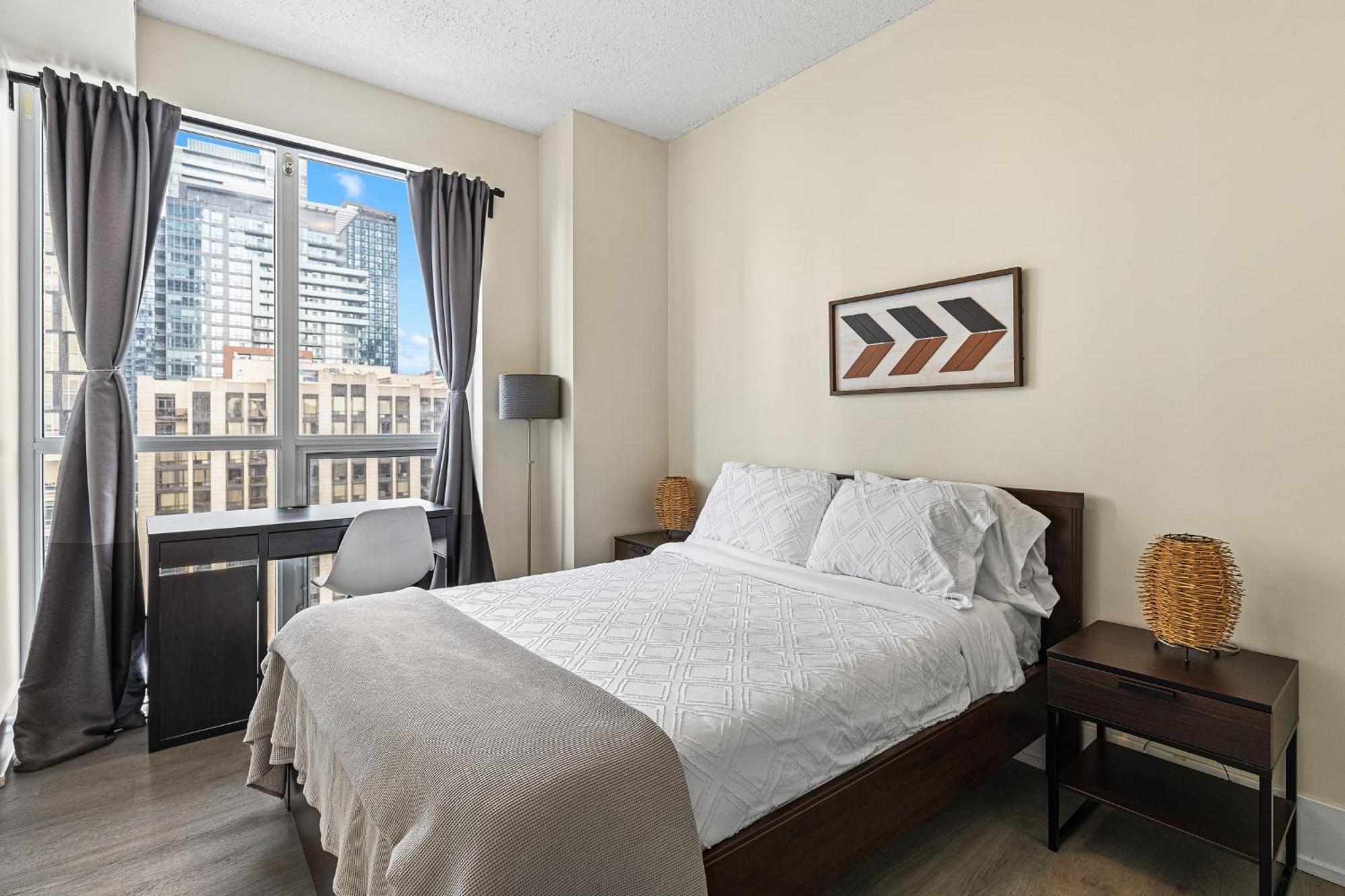 3 Bedroom Beside Cn Tower With Parking Downtown Toronto Kültér fotó