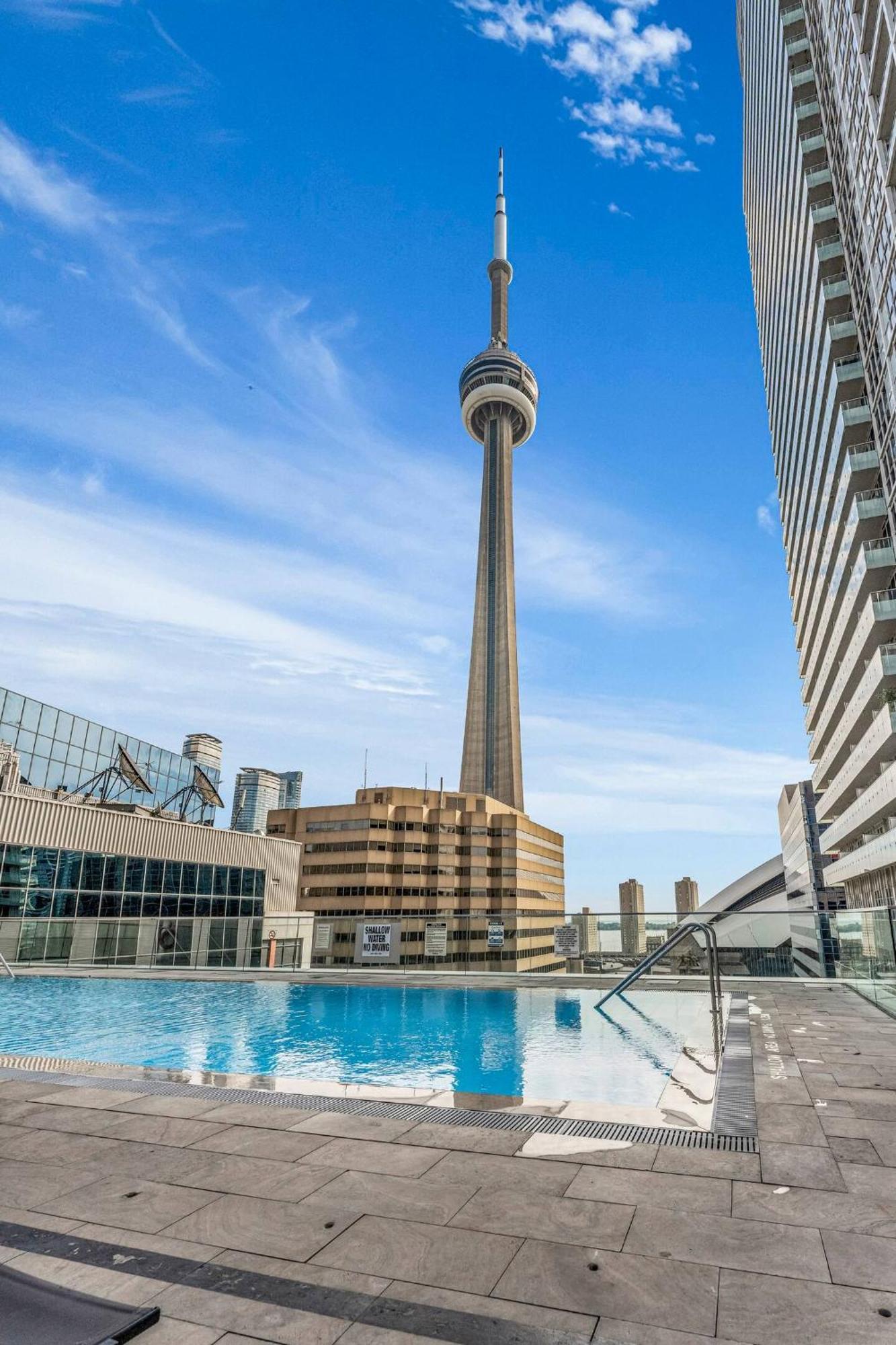3 Bedroom Beside Cn Tower With Parking Downtown Toronto Kültér fotó